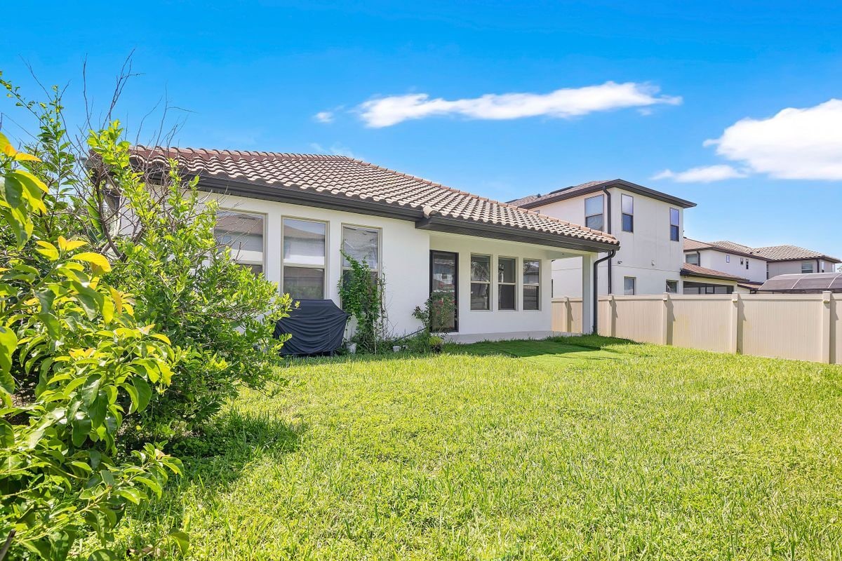 Building Photo - 8318 Vivaro Isle Way
