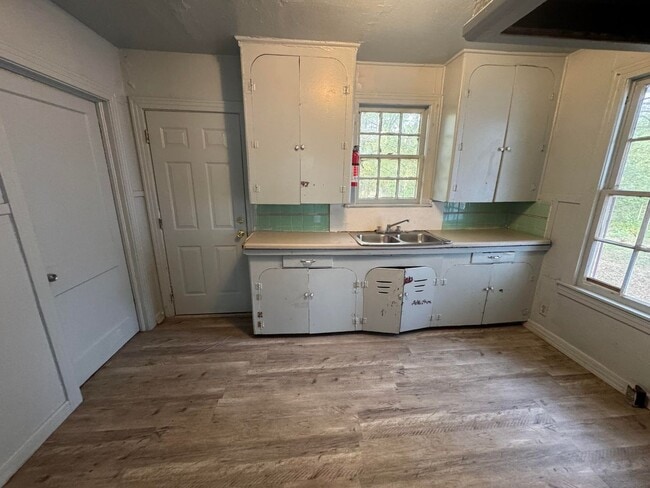 Building Photo - Large 2 Bedroom Home