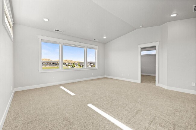 Building Photo - Luxury 4-Bedroom Home for Rent in Dry Cree...
