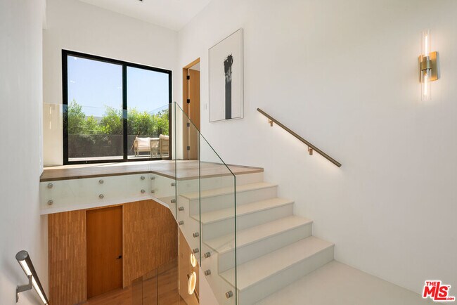 Building Photo - 1130 N Poinsettia Pl