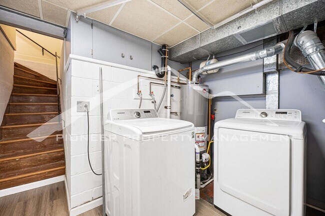 Building Photo - Charming Home with Central AC and Washer/Dryer
