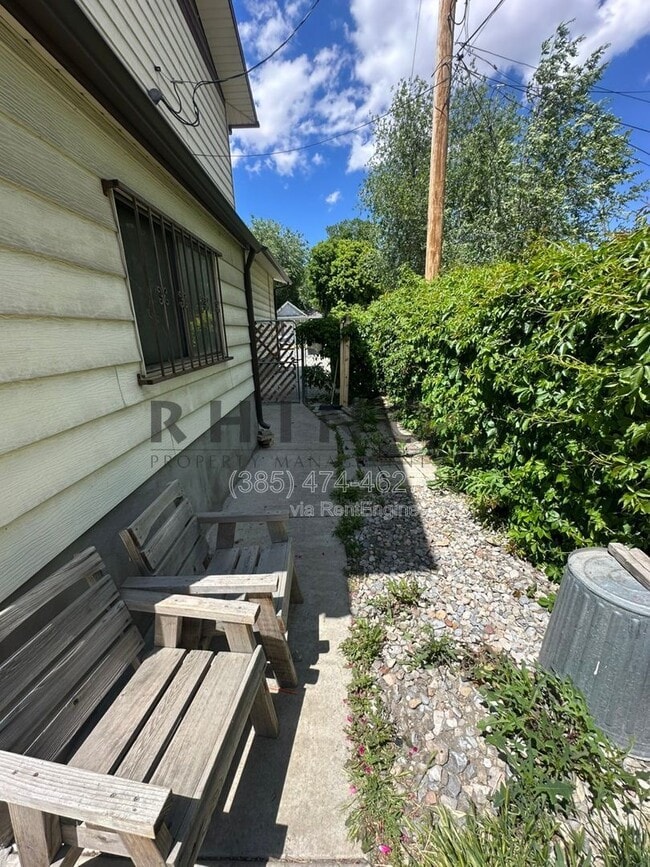 Building Photo - 825 W Arapahoe Ave