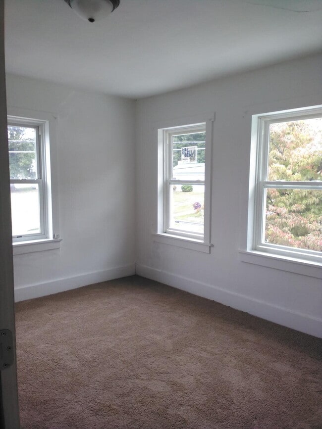 Building Photo - Discover your new home in the picturesque setting of Dalmatia, PA!