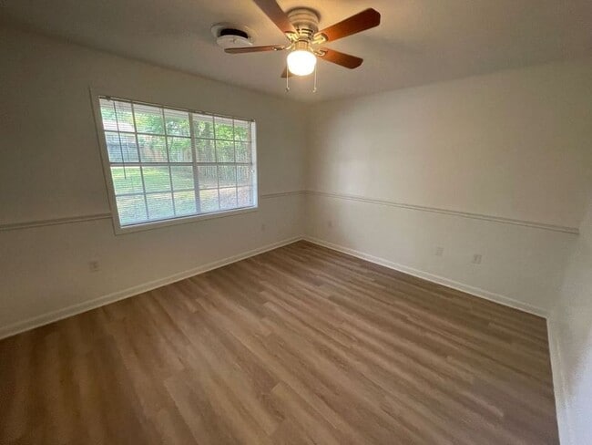 Building Photo - 1202 Ferncrest Dr