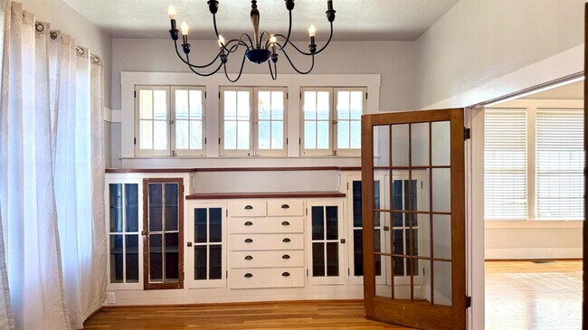 Building Photo - 130 E Malone St