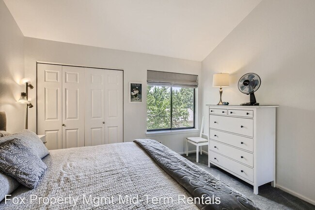 Building Photo - 2 br, 2 bath House - 565 Manhattan Dr #202