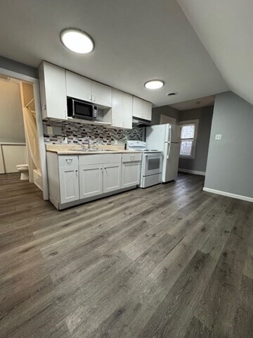 Building Photo - 6 Apple St