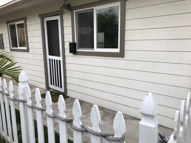 Building Photo - 3 units