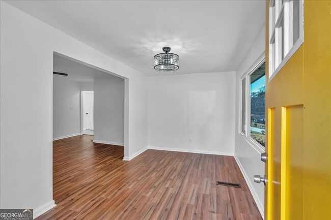 Building Photo - 2142 Cloverdale Dr SE