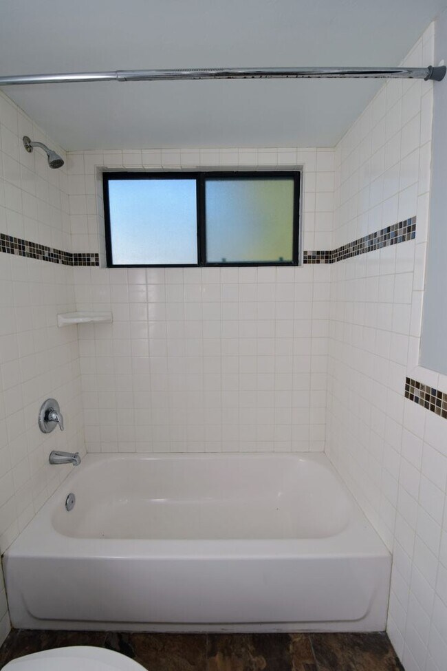 Building Photo - 1108 E 10th St