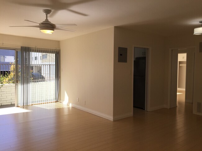 Building Photo - 3400 Club Dr