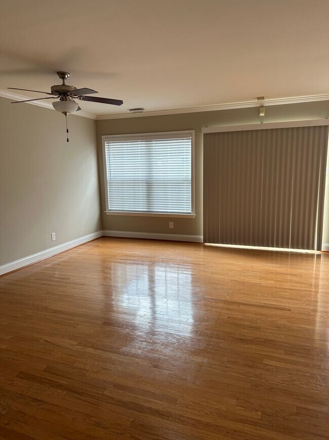 Building Photo - 121 Oak Hill Ln