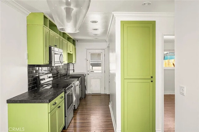 Building Photo - Charming 1-Bed Cottage with Utilities Included, Garage & In-Unit Laundry – Huntington Beach