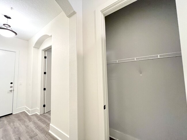 Building Photo - BEAUTIFUL CONDO WITH AMENITIES NEAR VANDERBILT!