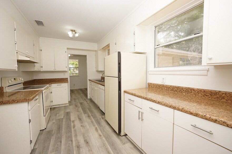 Kitchen - 62 Meigs Dr