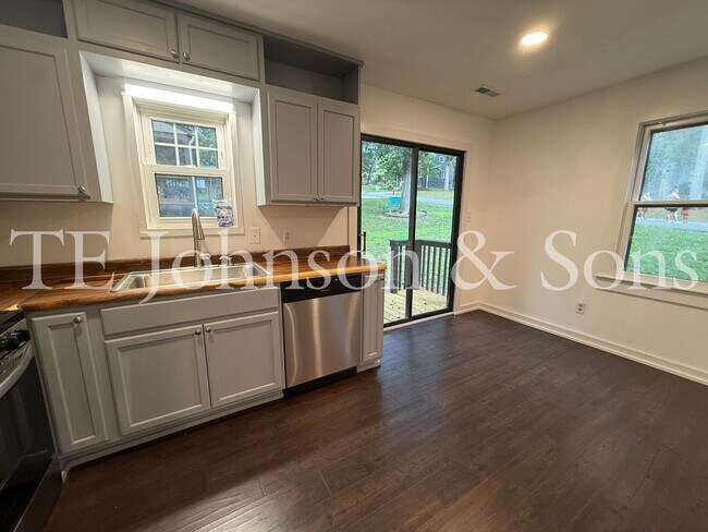 Building Photo - Modern 3BR Home with Main Level Primary Suite & Open Floor Plan in Winston-Salem