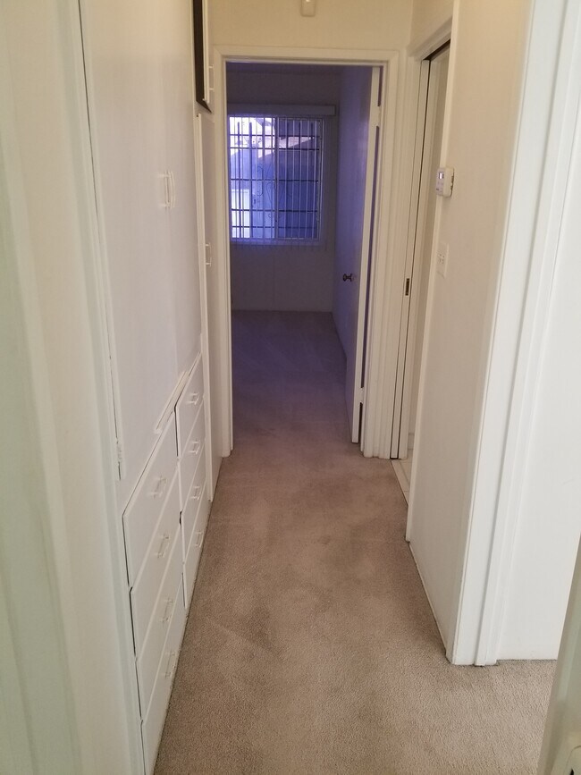 Building Photo - 333 W 33rd St