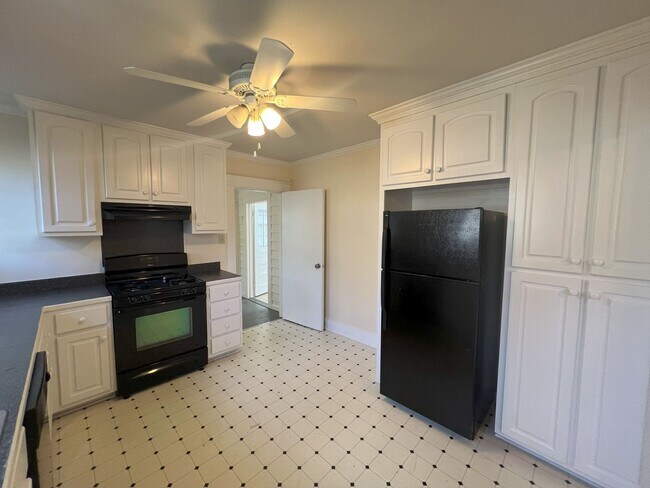 Building Photo - 843 Ingleside Dr