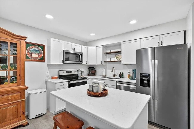 Building Photo - Like-New 2024 Townhome with Mountain Views, Garage & Backyard