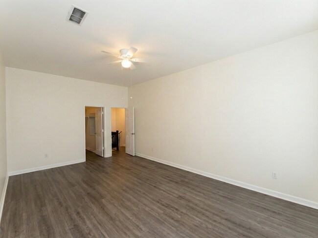 Building Photo - 235 King St