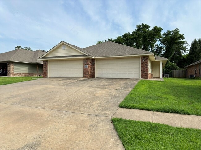 Building Photo - 2115 Plum Creek Ln