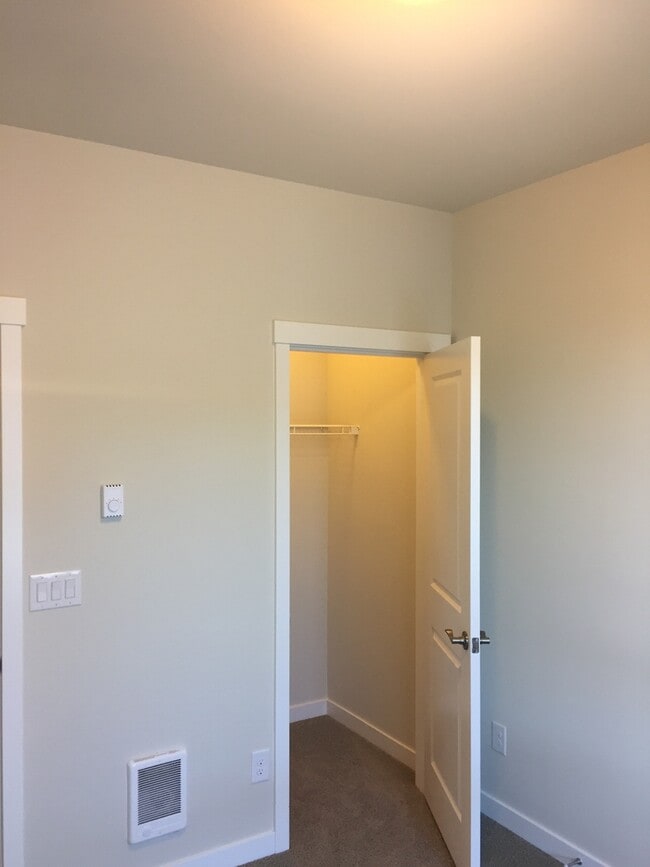 Building Photo - Newer Townhouse in Lake Forest Park!