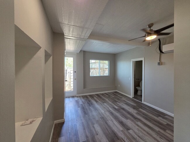 Building Photo - Phoenix 3 Bed/3 Bath in Coronado!