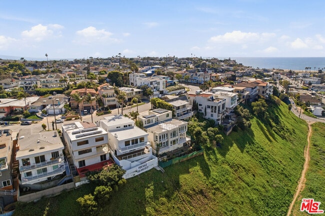 Building Photo - 8120 Billowvista Dr