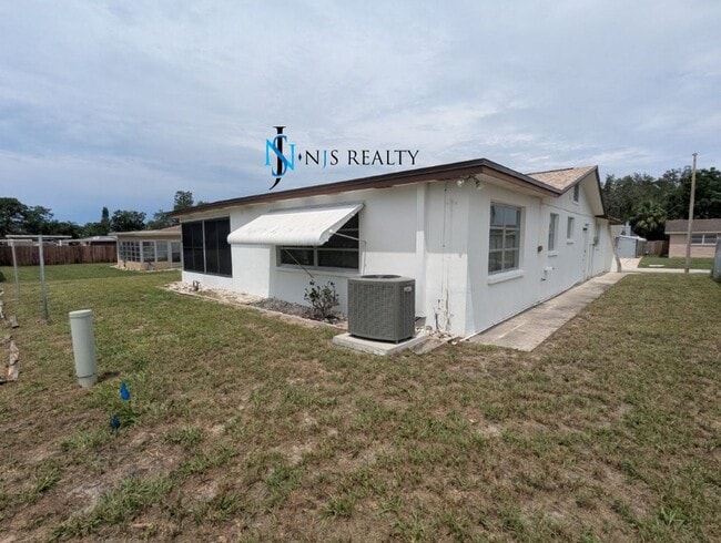 Building Photo - Large open 2/2/1 1378 Sq. Ft. with freshly...