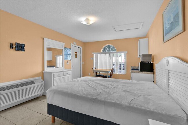 Building Photo - 203 Coco Plum Dr