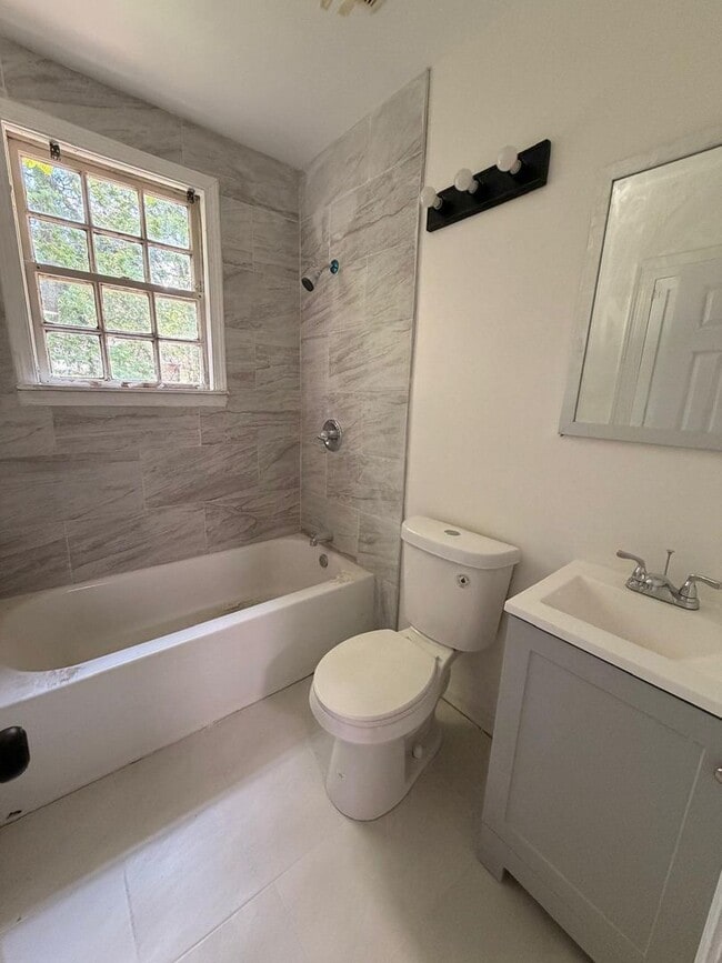 Building Photo - Updated, Clean & Ready for You!