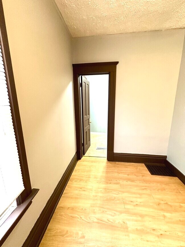 Building Photo - 408 S Gardiner Ave