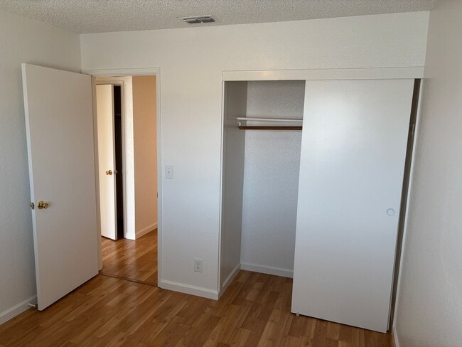 Building Photo - Close to Schools & Shopping