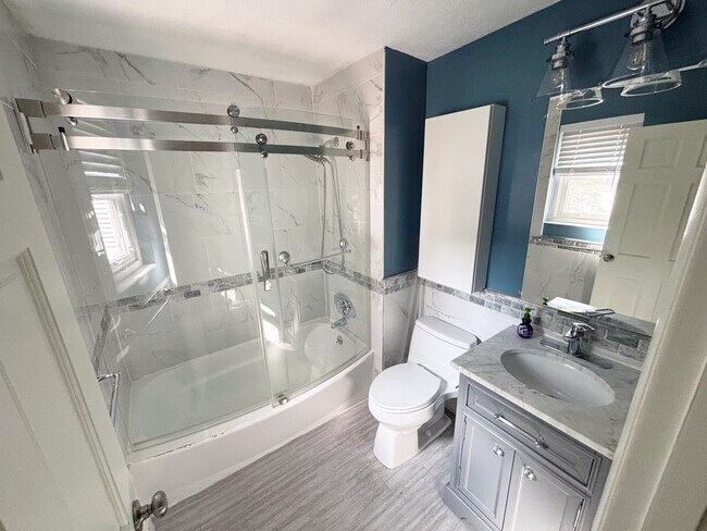 Main bathroom - 100 Emerson Gardens Rd