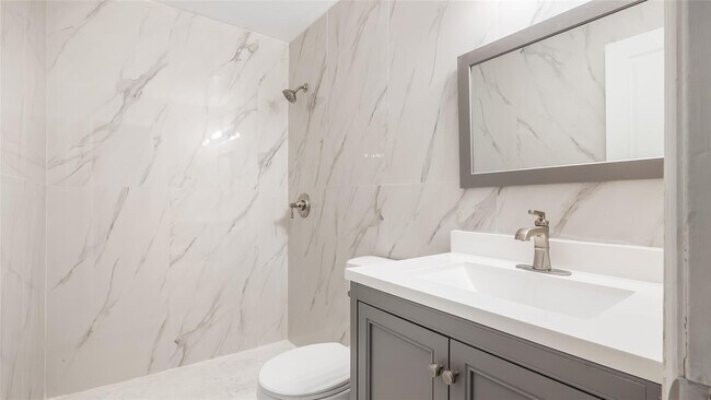 Building Photo - 626 SW 14th Ave