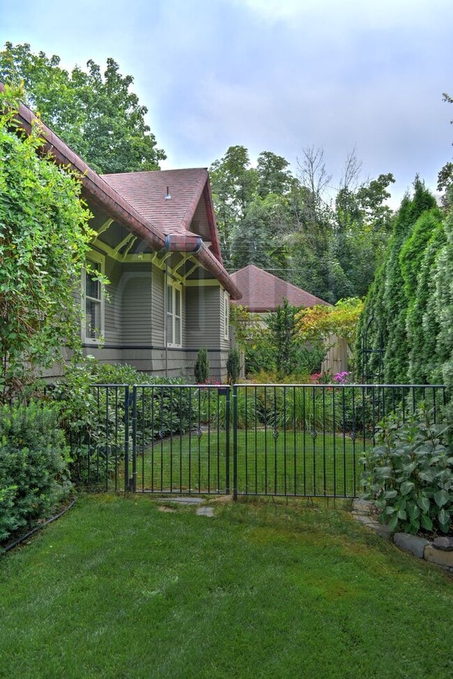 Building Photo - **COMING SOON** South Hill Swank