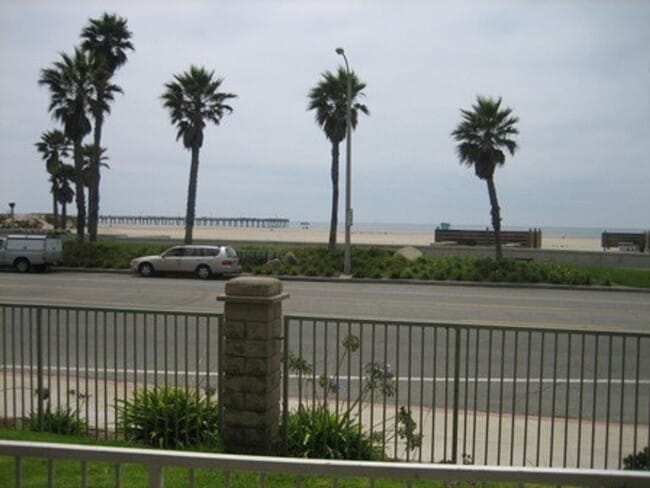 Building Photo - Beach View 3 Bedroom Condo