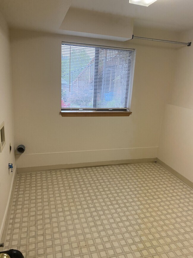 Building Photo - 1465 Woodside Ct SE