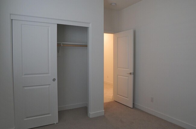 Building Photo - 73593 Travers St