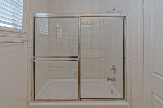 Building Photo - BEAUTIFUL, BRIGHT & AIRY, 3BR2.5BA TOWNHOME ON THE WESTERN-MOST CORNER/END OF THE EXCLUSIVE 1800 ...
