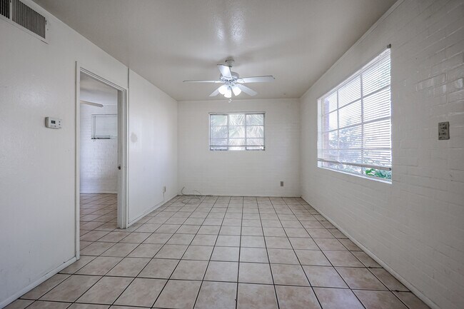 Building Photo - 4608 N 10th Pl