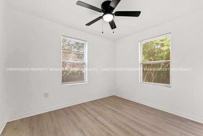 Building Photo - NEWLY RENOVATED 3 BED/1 BATH HOME!