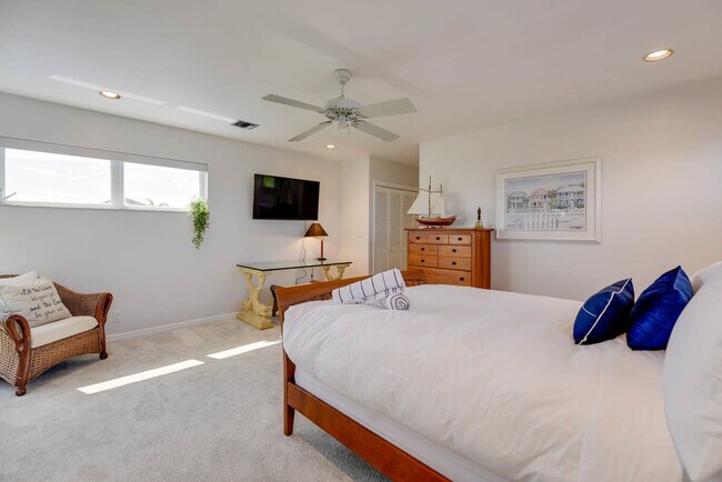 Building Photo - 8 Floral Ave