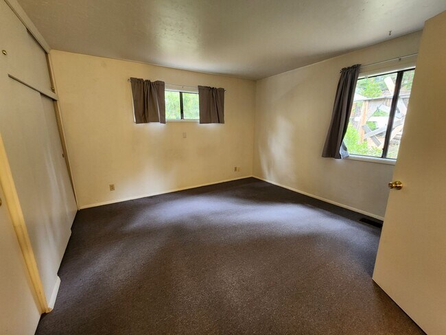 Building Photo - 221 - Steelhead Ave Duplex