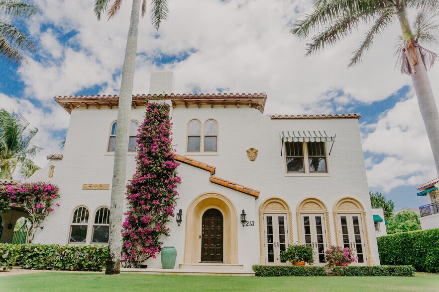 Main residence - 213 E Lakewood Rd