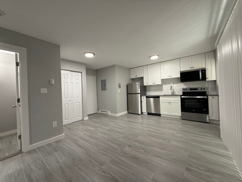 Building Photo - 565 Hyde Park Ave