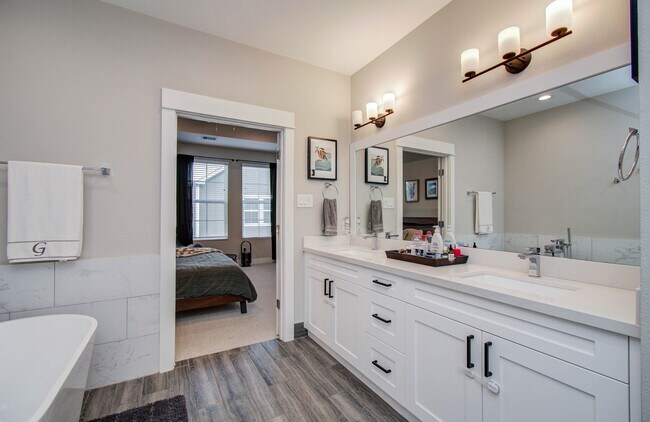 Building Photo - 1221 W Tidwell Rd