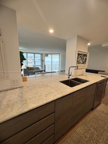 Building Photo - 1865 Brickell Ave