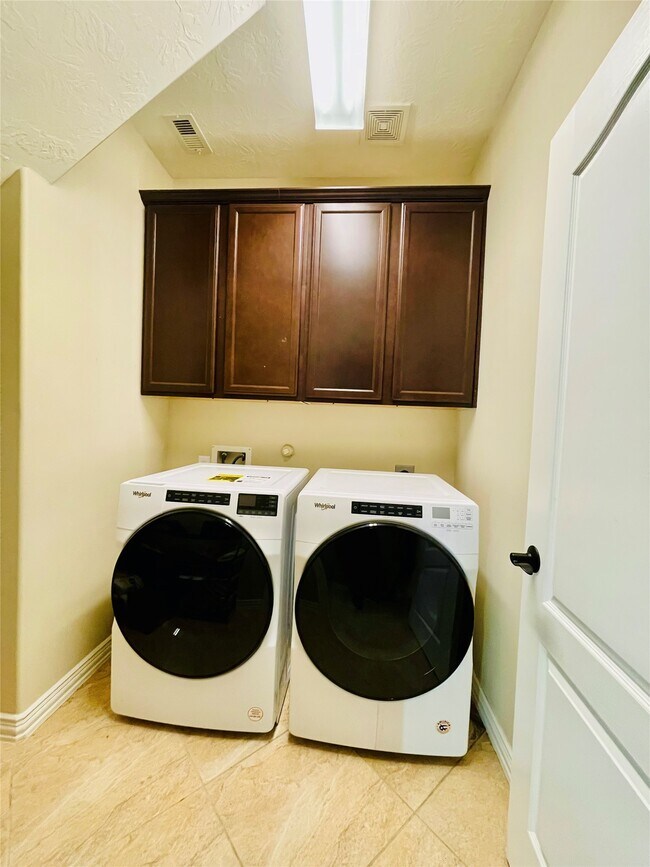 Building Photo - 14303 Tasmania Ct