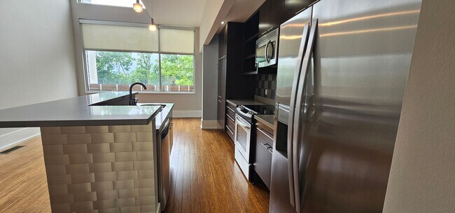 Building Photo - Contemporary Townhome East side of Downtow...